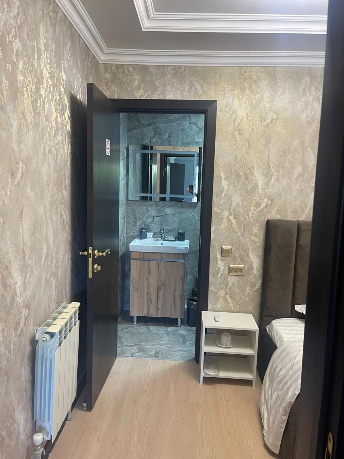 Hotel Lion Алмати Екстер'єр фото