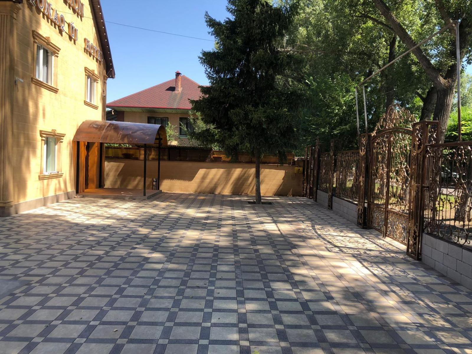 Hotel Lion Алмати Екстер'єр фото