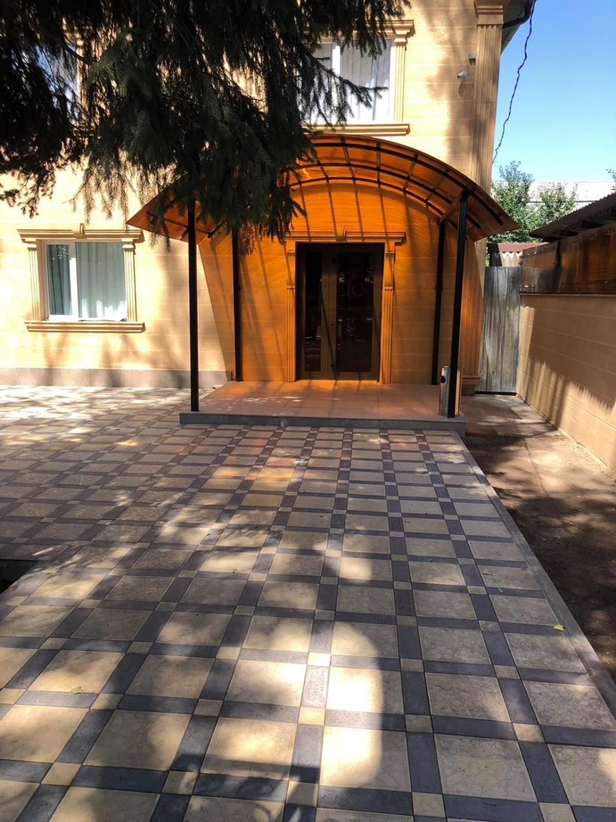 Hotel Lion Алмати Екстер'єр фото